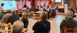 Vollbesetztes Sportheim