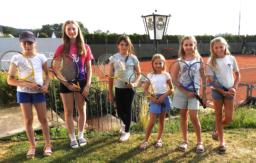 Mädels beim Tennisspielen